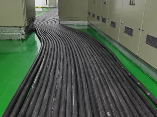 盘县如何根据理论计算公式计算温度对特定电压测量结果的影响？